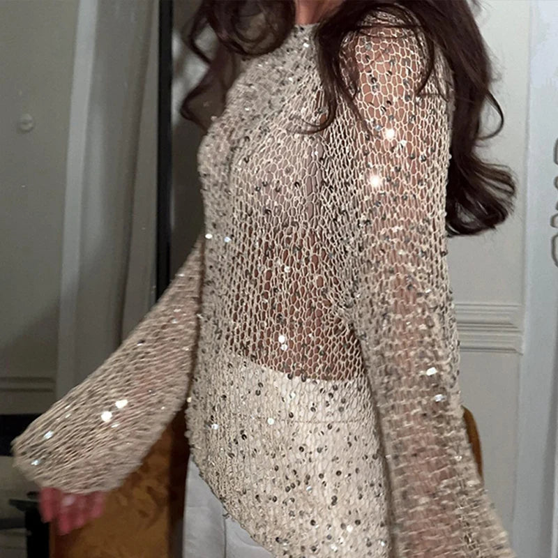 Pull femme en maille ajourée à col rond et manches évasées