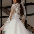 Robe de mariée évasée à manches longues et col haut pour femmes
