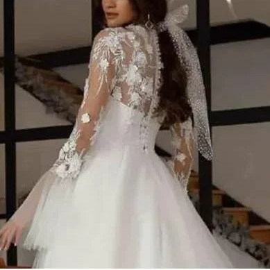 Robe de mariée évasée à manches longues et col haut pour femmes