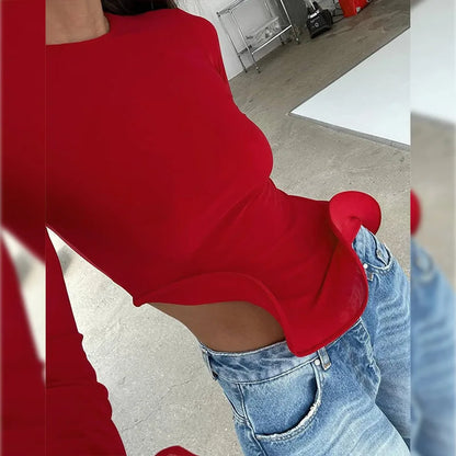 Haut Rouge Asymétrique à Volants – Détail Sculptural