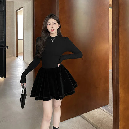 Robe courte femme en velours noir à col carré et tour de cou