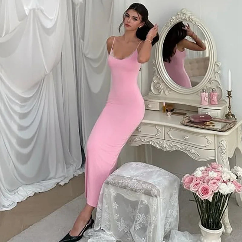 Robe longue à fines bretelles en dentelle pour femmes