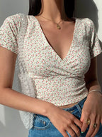 T-shirt à manches courtes et col en v pour femmes