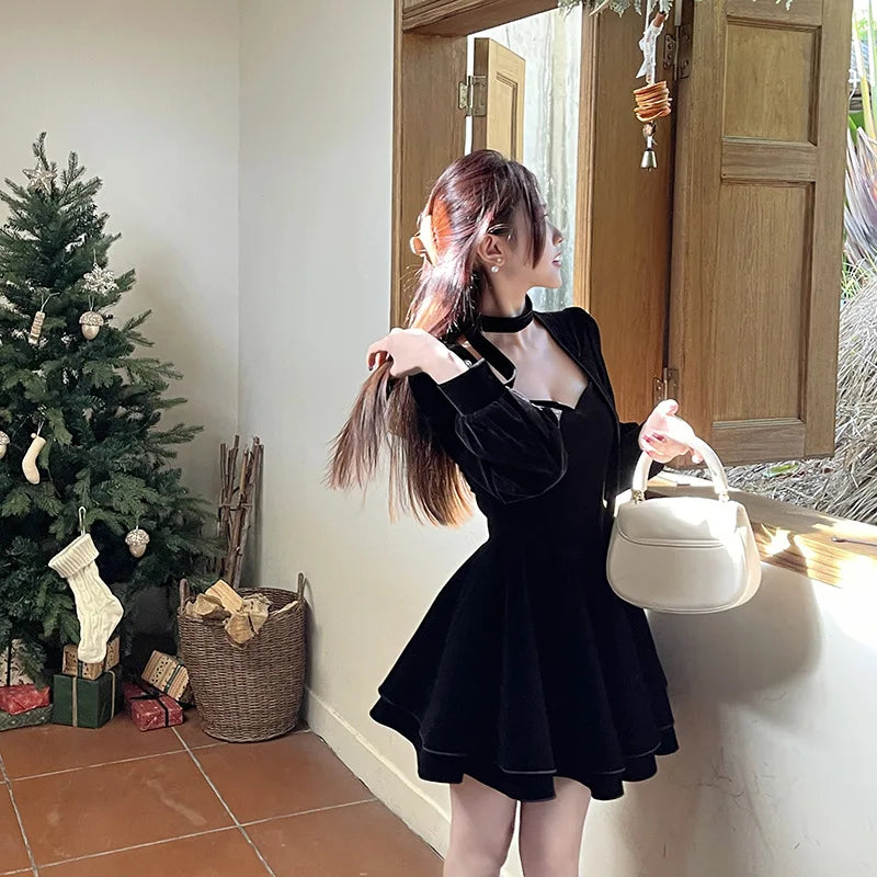 Robe courte femme en velours noir à col carré et tour de cou