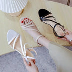 Sandales blanches à bout ouvert et talons moyens pour femmes