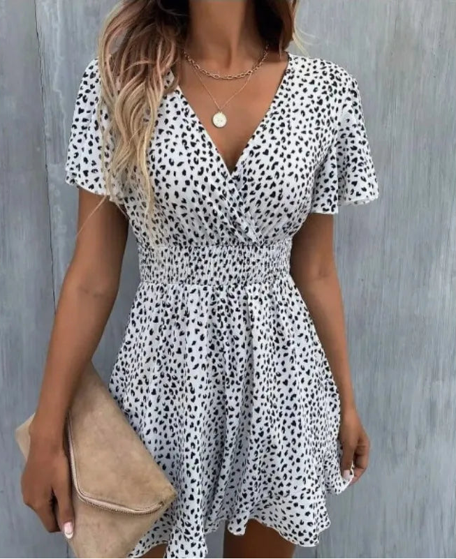 Robe courte à col V et manches en forme de feuille de lotus pour femmes