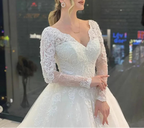 Robe de mariée romantique à col en V et dentelle pour femmes