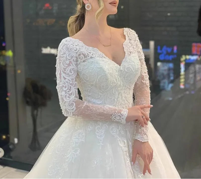 Robe de mariée romantique à col en V et dentelle pour femmes