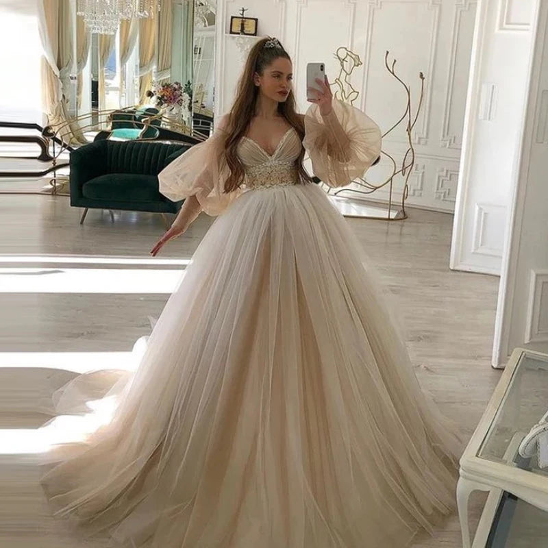 Robe de mariée princesse à décolleté plongeant et manches longues pour femmes