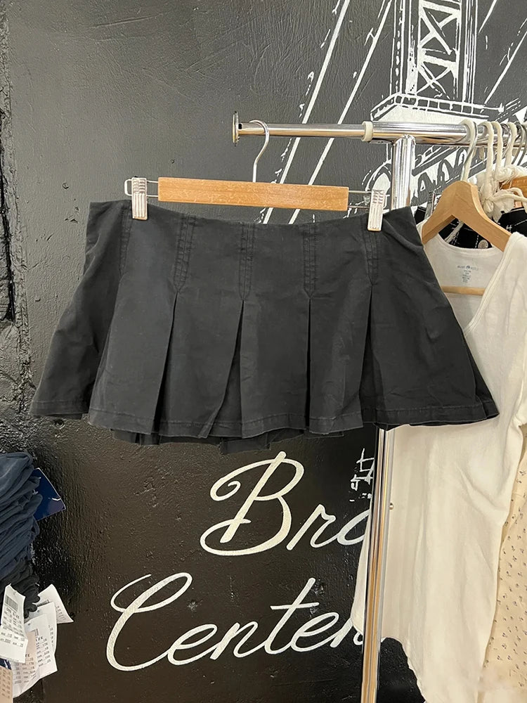 Mini-jupe plissée noire taille basse pour femmes