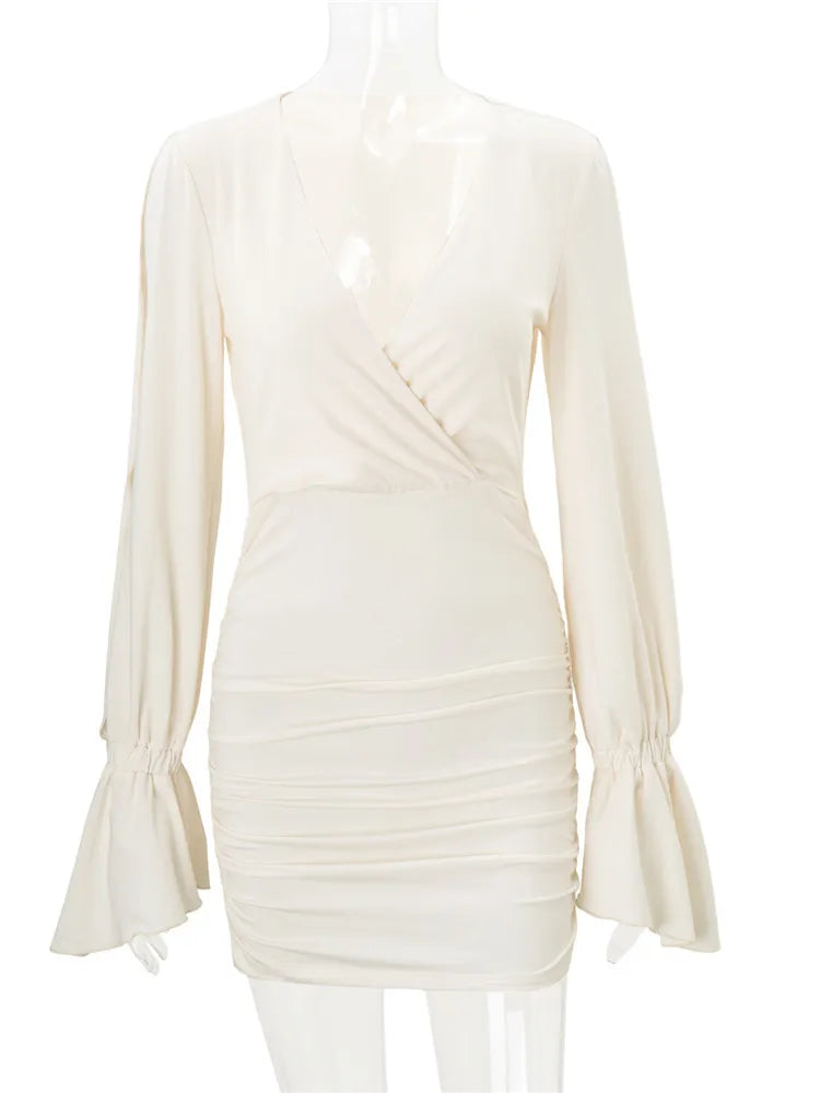 Robe courte femme blanche moulante à col V et manches évasées