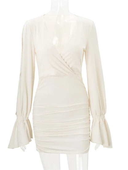 Robe courte femme blanche moulante à col V et manches évasées