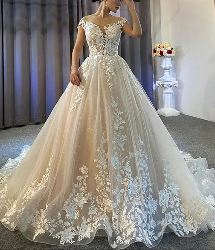 Robes de mariée en dentelle avec des appliques pour femmes