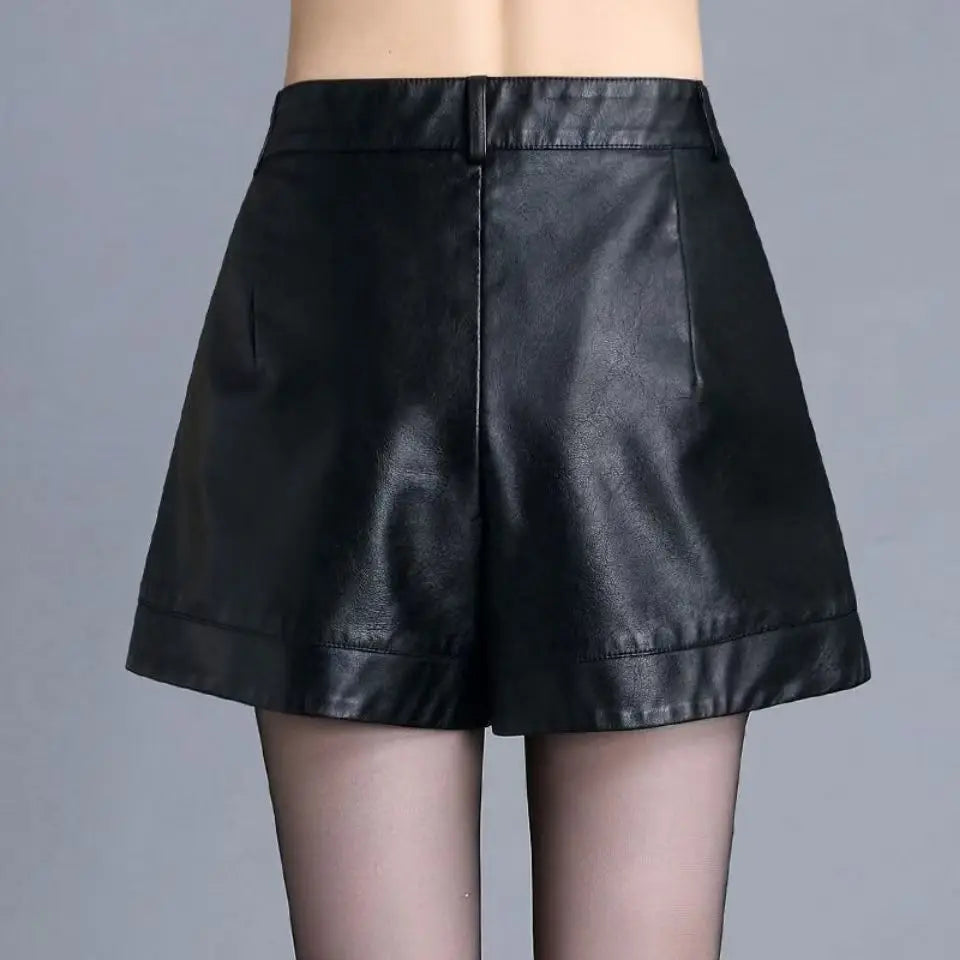 Short en cuir noir pour femmes