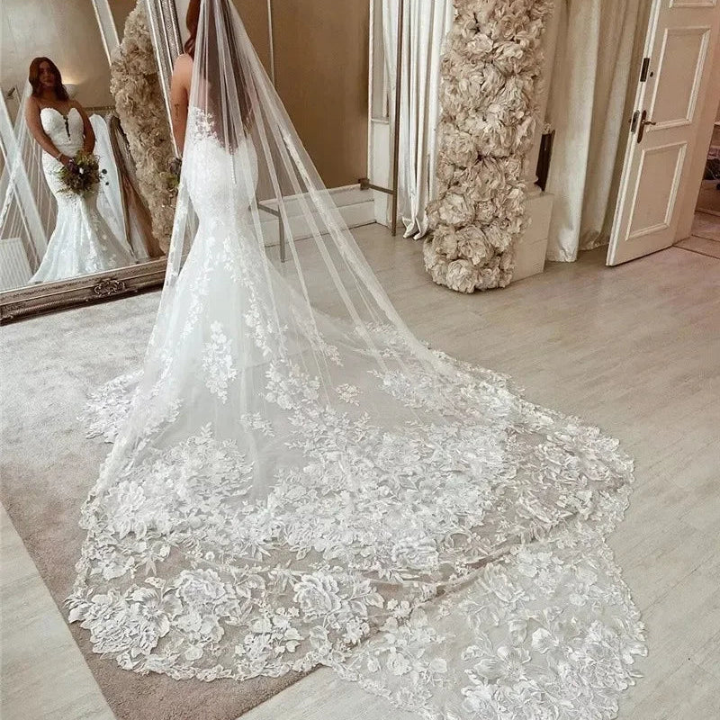 Robe de mariée sirène élégante avec applications de dentelle pour femmes