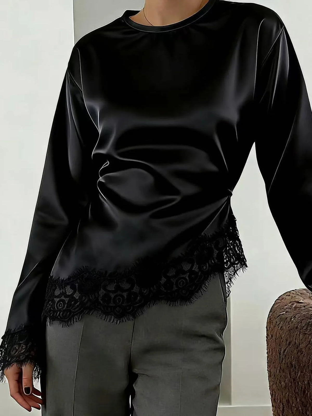 Chemise Satinée Femme – Dentelle et Ourlet Asymétrique