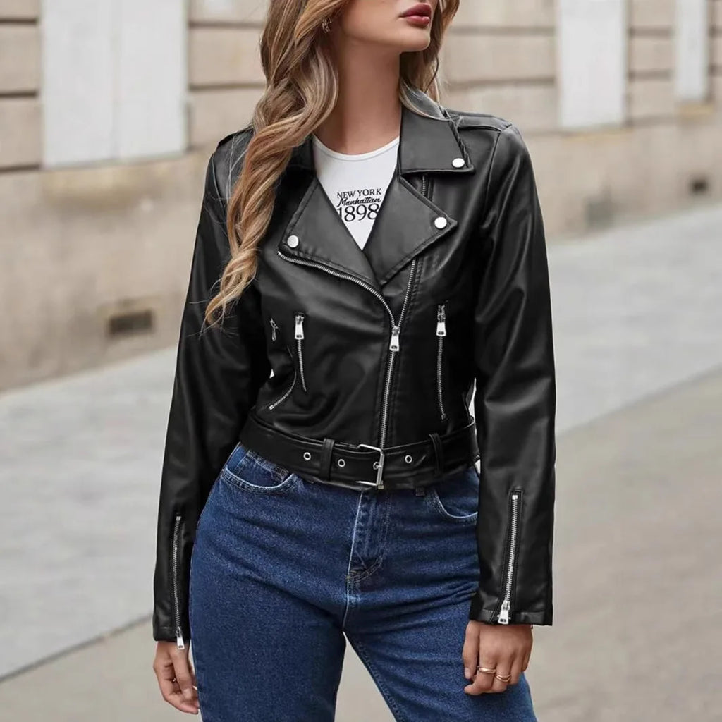 Veste courte et cintrée en similicuir noir pour femmes