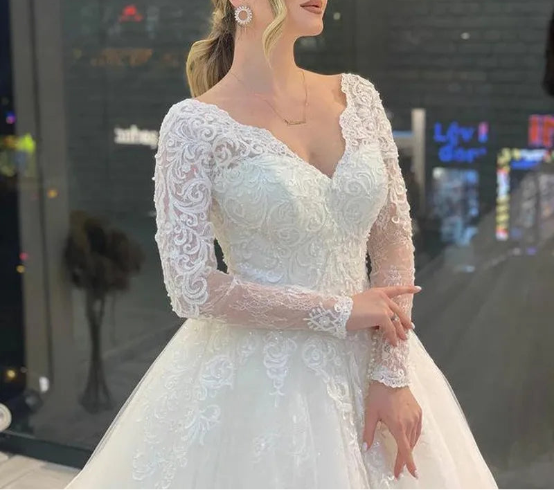 Robe de mariée romantique à col en V et dentelle pour femmes
