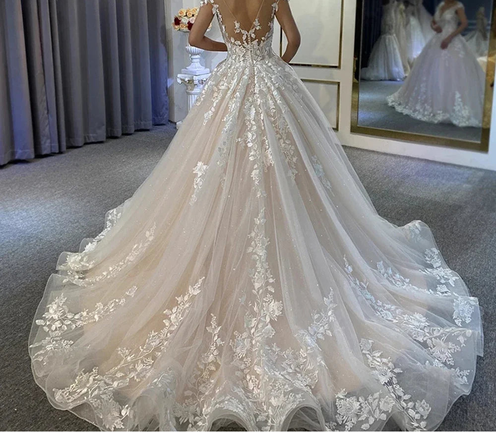 Robes de mariée en dentelle avec des appliques pour femmes