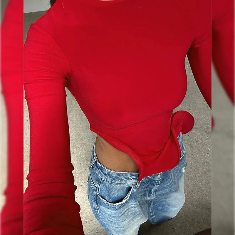 Haut Rouge Asymétrique à Volants – Détail Sculptural