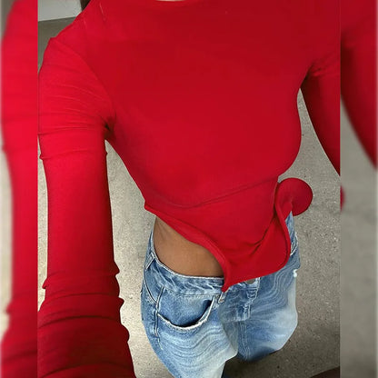 Haut Rouge Asymétrique à Volants – Détail Sculptural