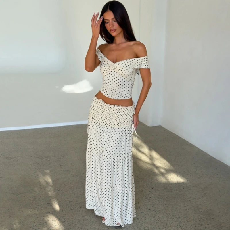 Ensemble deux pièces à pois blancs : jupe longue, haut épaules dénudées et jupe maxi plissée pour femmes