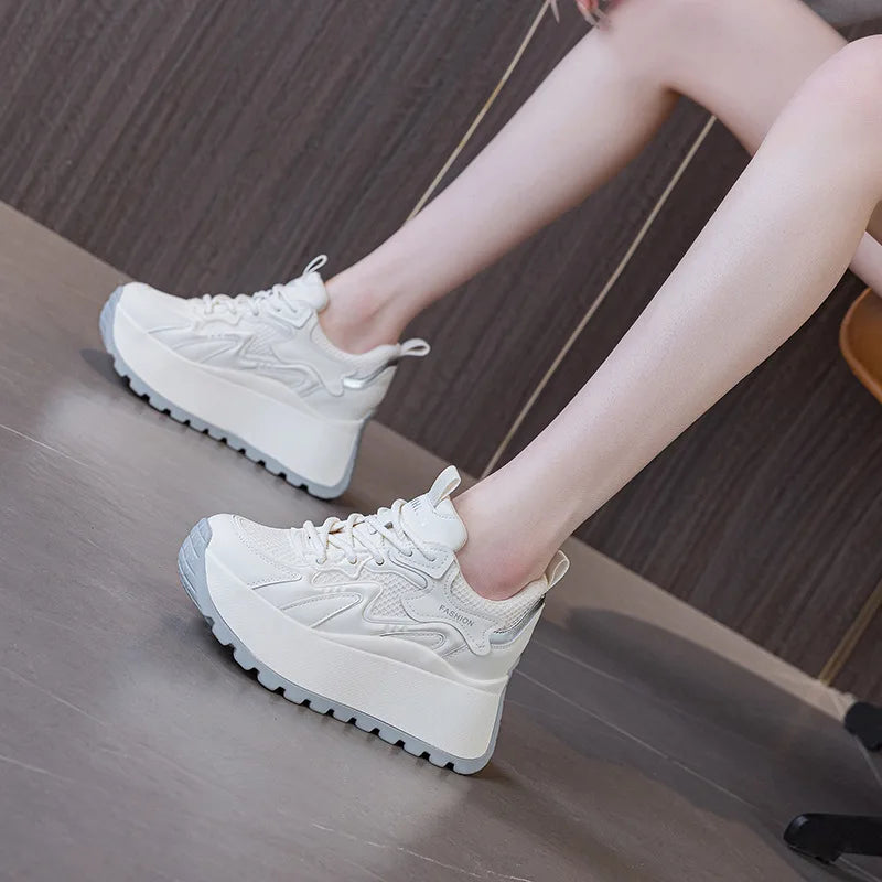 Baskets compensée en cuir synthétique pour femmes