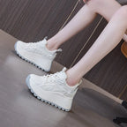 Baskets compensée en cuir synthétique pour femmes