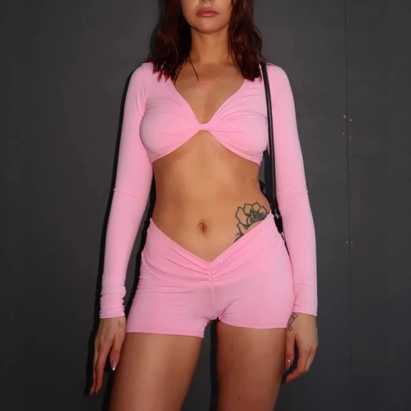Ensemble deux pièces  haut court à manches longues et col en V et short taille haute pour femmes
