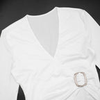 T-shirt froncé avec boucle en métal pour femmes