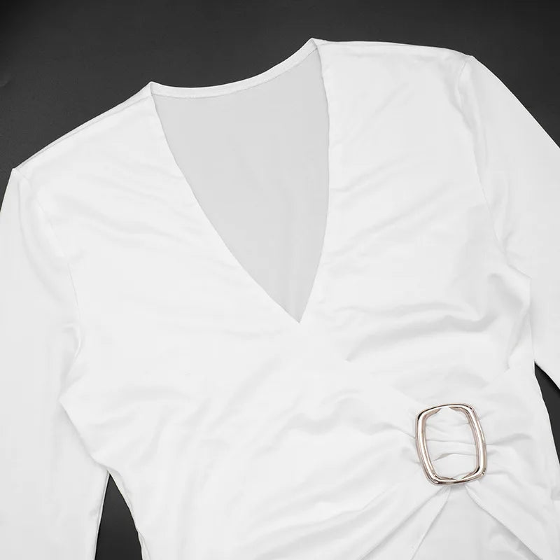 T-shirt froncé avec boucle en métal pour femmes