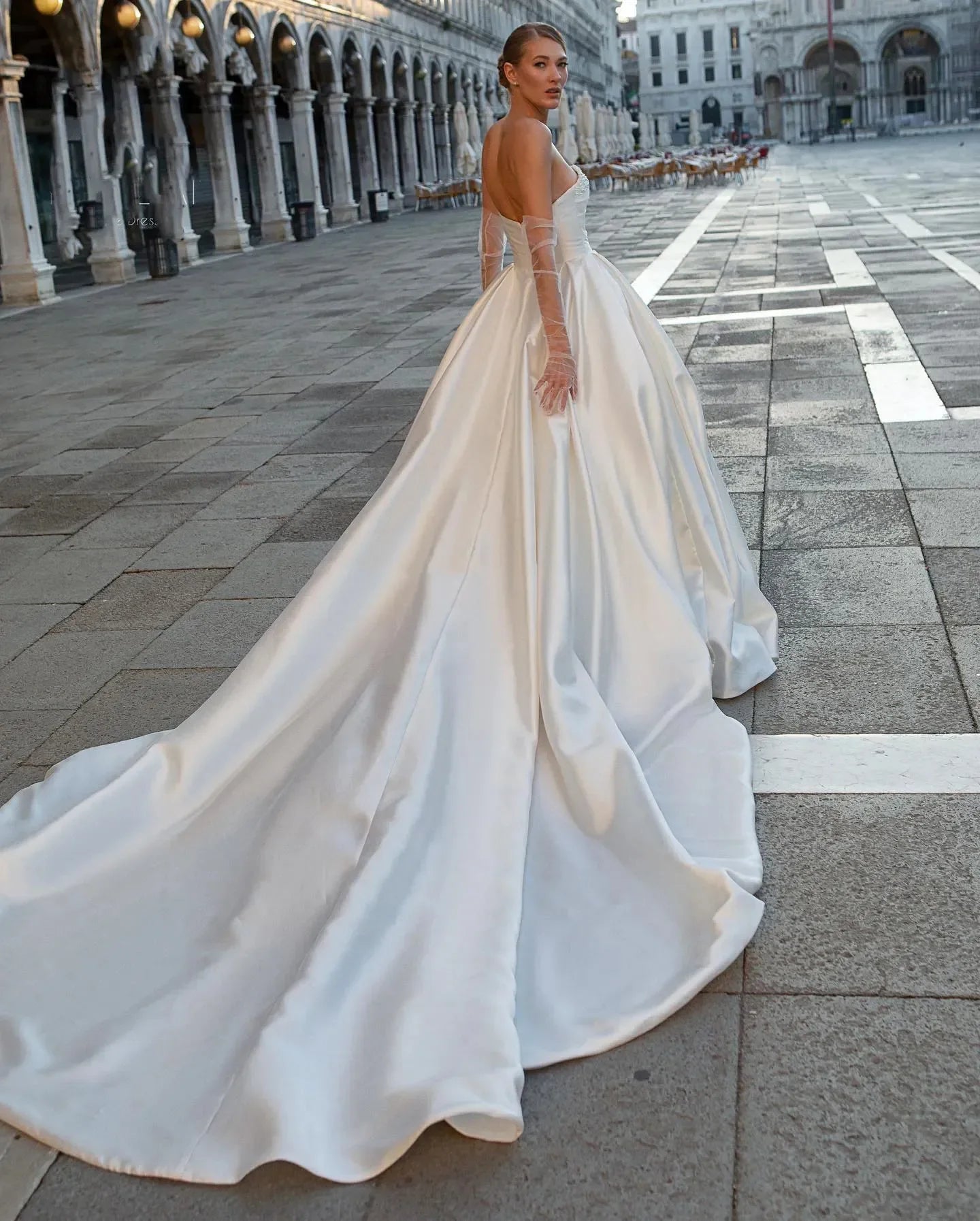 Robe de mariée trapèze blanche élégante avec perles de cristal pour femmes