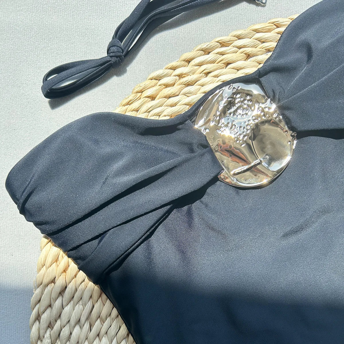 Maillot de bain bandeau une pièce sexy à boucle métallique pour femmes
