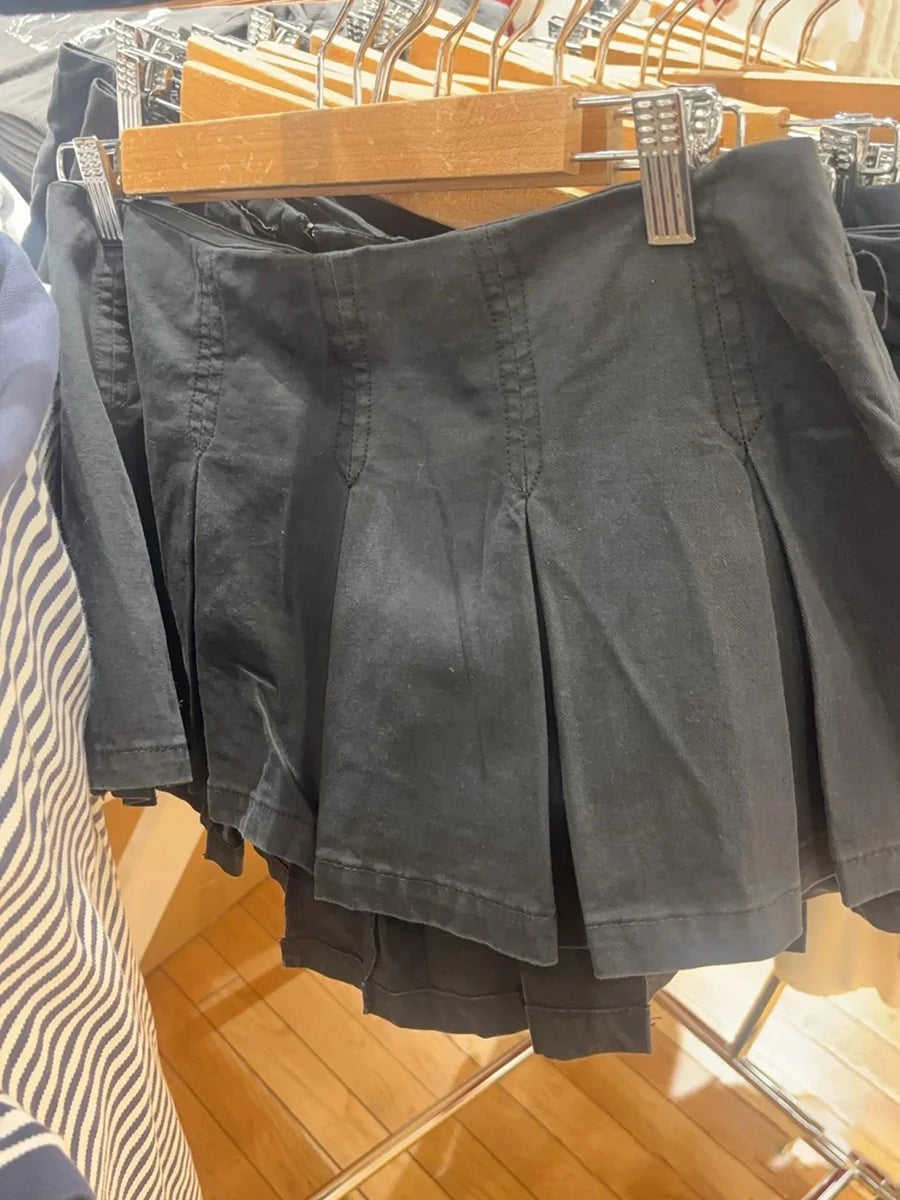 Mini-jupe plissée noire taille basse pour femmes