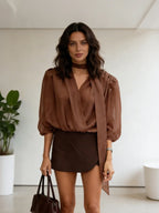 T-shirt à col en V et lacets pour femmes