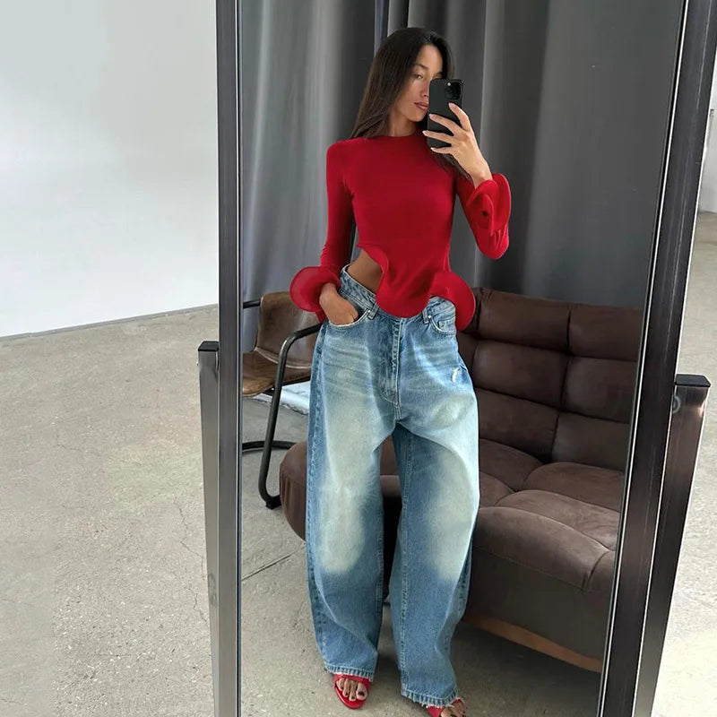 Haut Rouge Asymétrique à Volants – Détail Sculptural