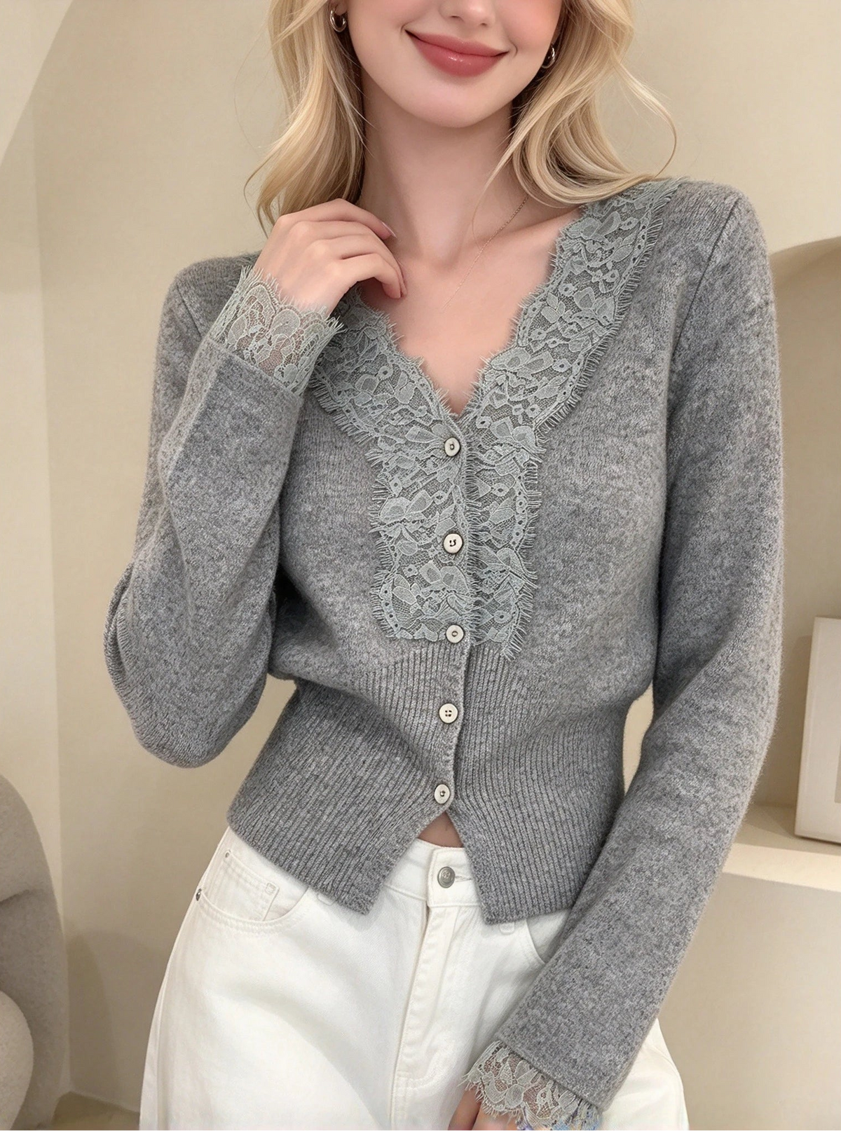 Cardigan en Maille Femme – Col V et Bordure en Dentelle