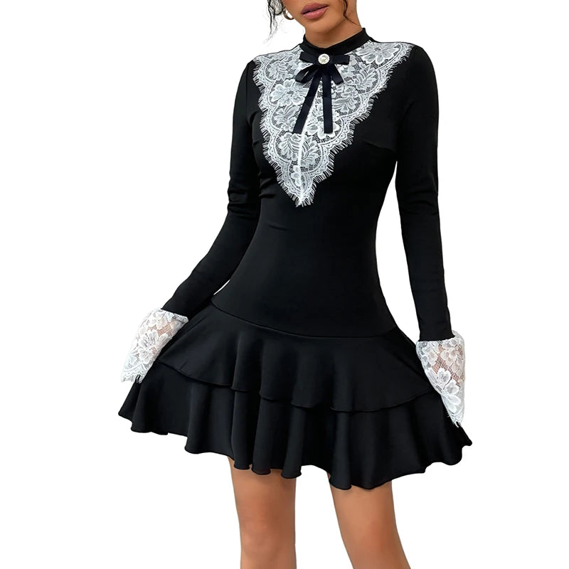 Robe noire en dentelle contrastée avec ourlet à volants superposés pour femmes