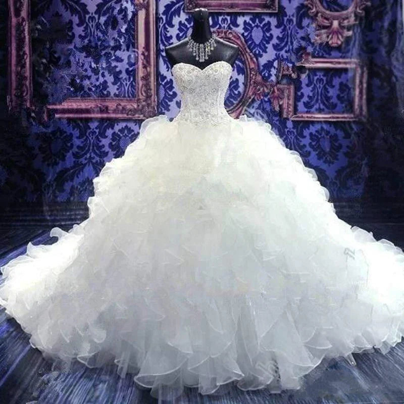 Robe de mariée ornée de broderies et perlées pour femmes