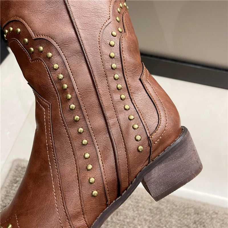 Bottes cloutées en cuir à talons bas pour femmes