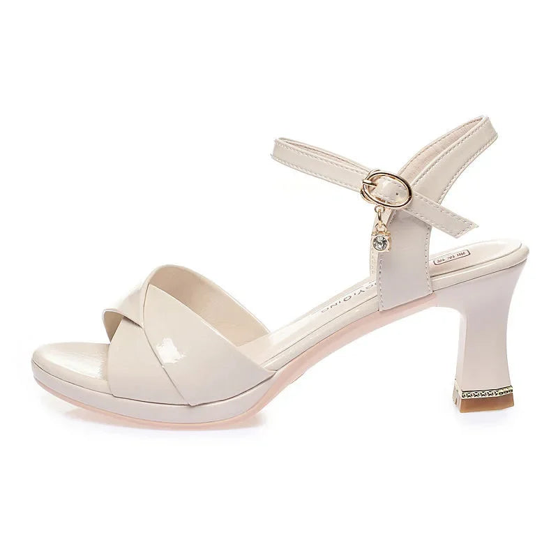 Sandales en cuir verni pour femmes