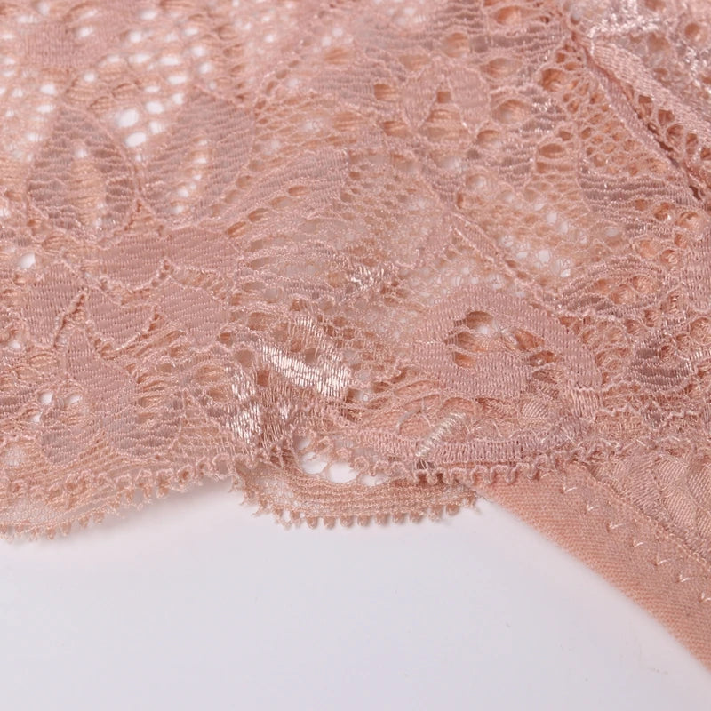 String Femme – Dentelle Délicate