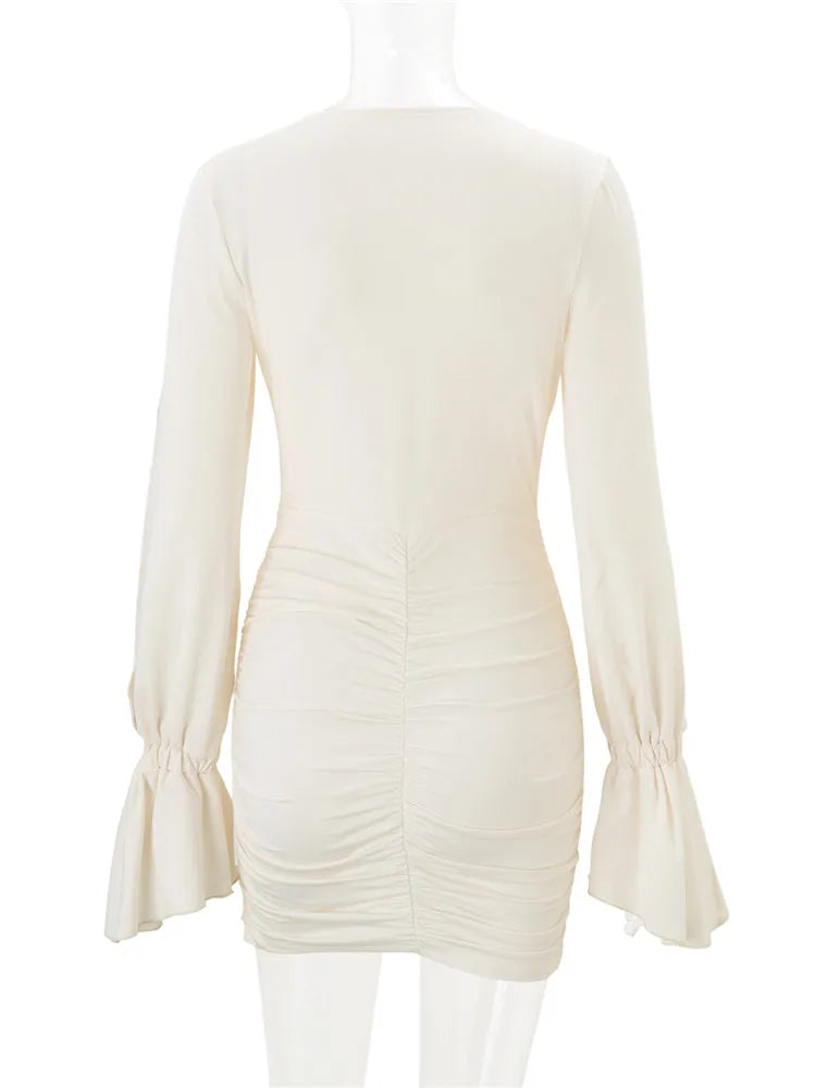 Robe courte femme blanche moulante à col V et manches évasées