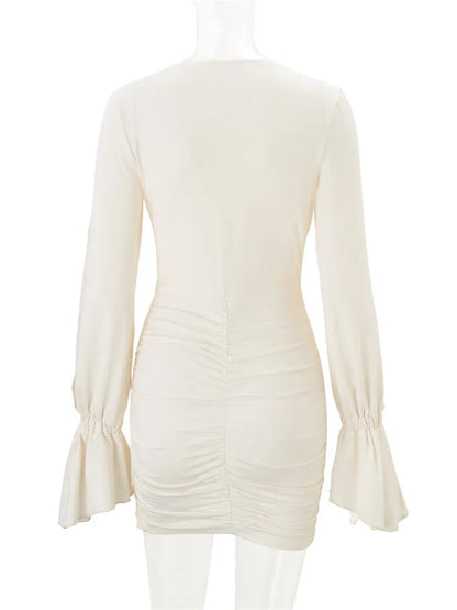 Robe courte femme blanche moulante à col V et manches évasées