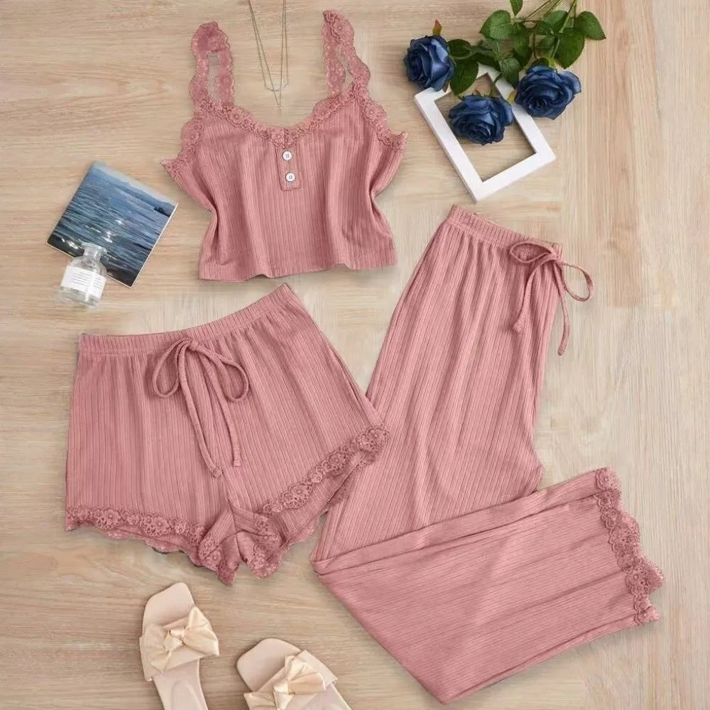 Ensemble trois pièces pyjama en dentelle composé d'un haut court en dentelle, un pantalon long et un short pour femmes