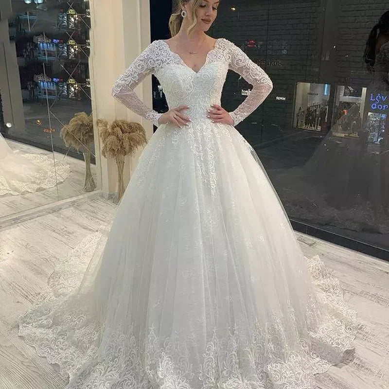 Robe de mariée romantique à col en V et dentelle pour femmes