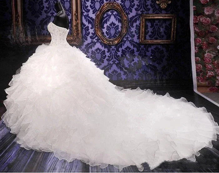 Robe de mariée ornée de broderies et perlées pour femmes