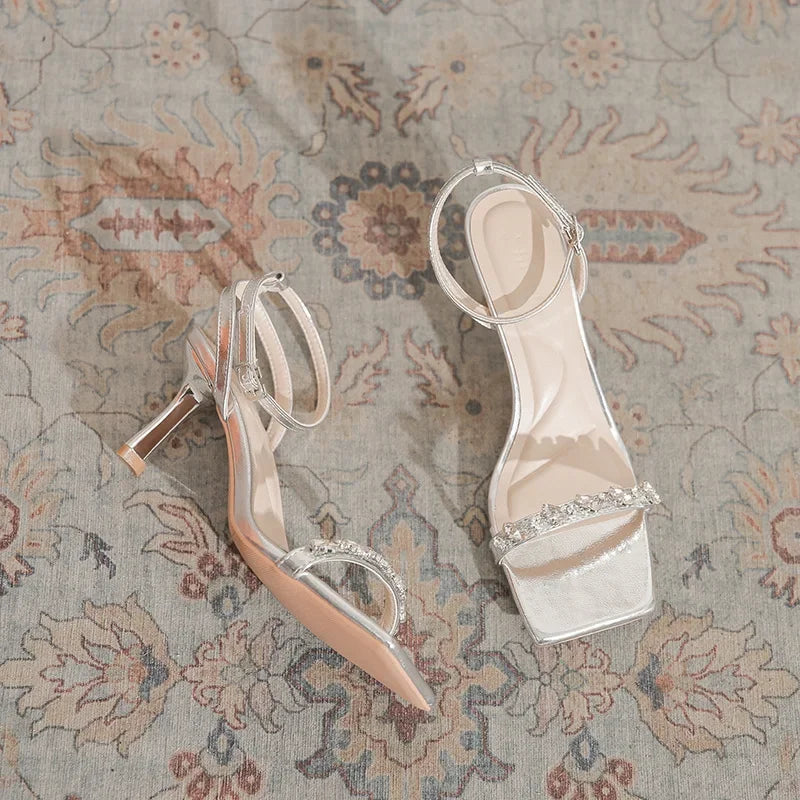 Sandales à talons argentés et strass pour femmes