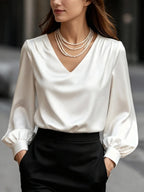 Ensemble chemisier élégant à col en V avec collier superposé de perles pour femmes