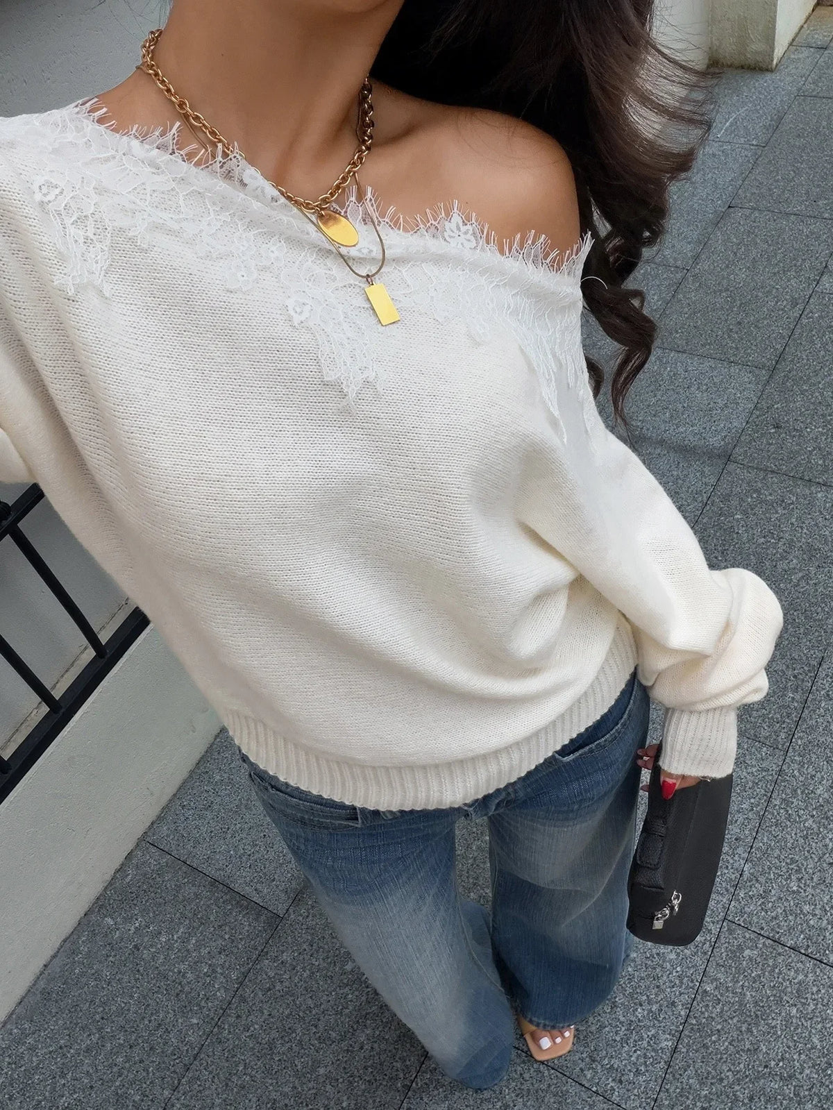 Pull Court Femme – Épaules Dénudées et Dentelle